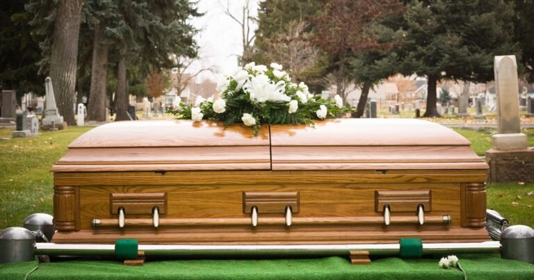 Woman Asks Grieving Daughter to Leave Her Mother’s Funeral to Find a Lost T-Shirt from Five Years Ago