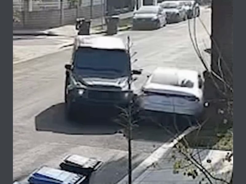 California Woman Slams Her Mercedes G-Wagon Into Burglars’ Getaway Car During Daytime Break-In in Sherman Oaks