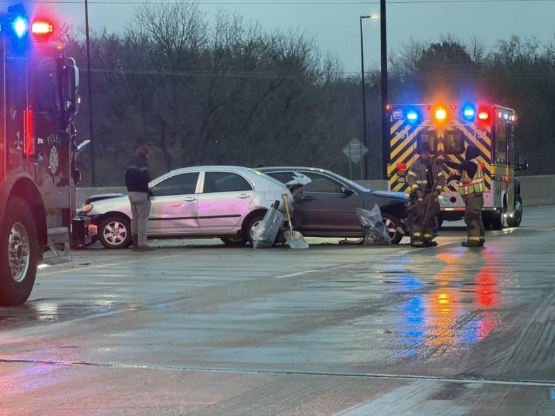 Ice-Glazed Roads Cause Multiple Vehicle Accidents in Tulsa, Oklahoma, as Freezing Rain Turns Streets Hazardous