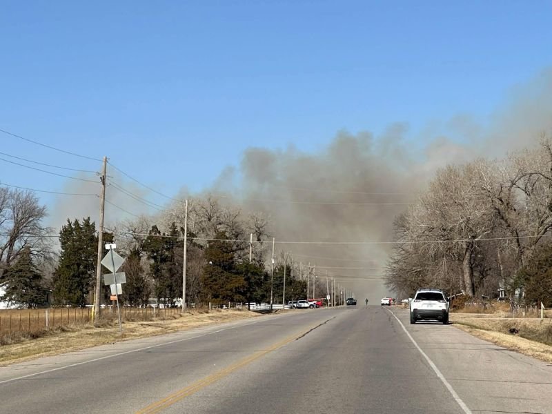 Kansas Issues Evacuation Order as Rapidly Spreading Wildfire Threatens Homes in Reno County Near Hutchinson