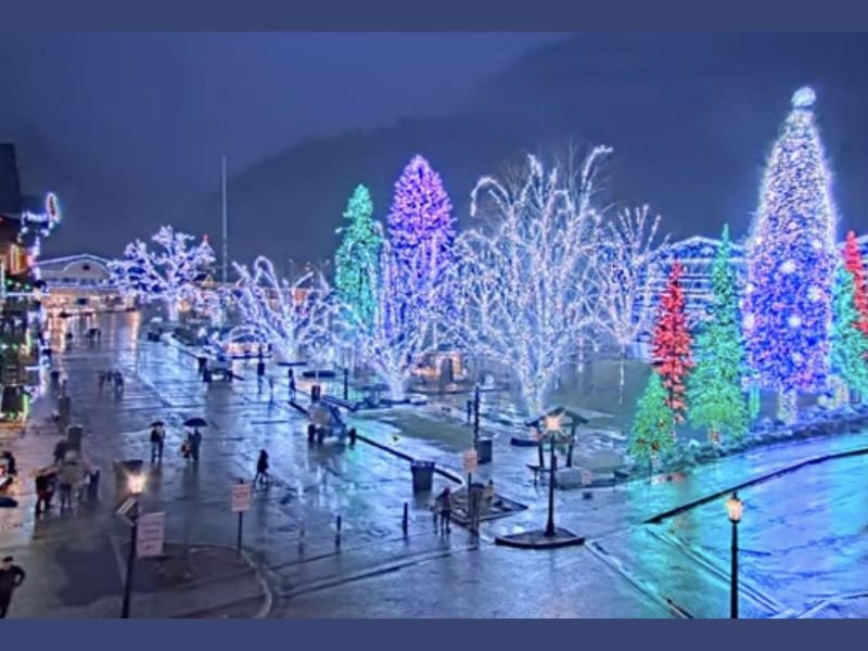 Washington’s Leavenworth Glows in Stunning Holiday Lights as Snow Becomes Possible Tonight After Week of Severe Weather