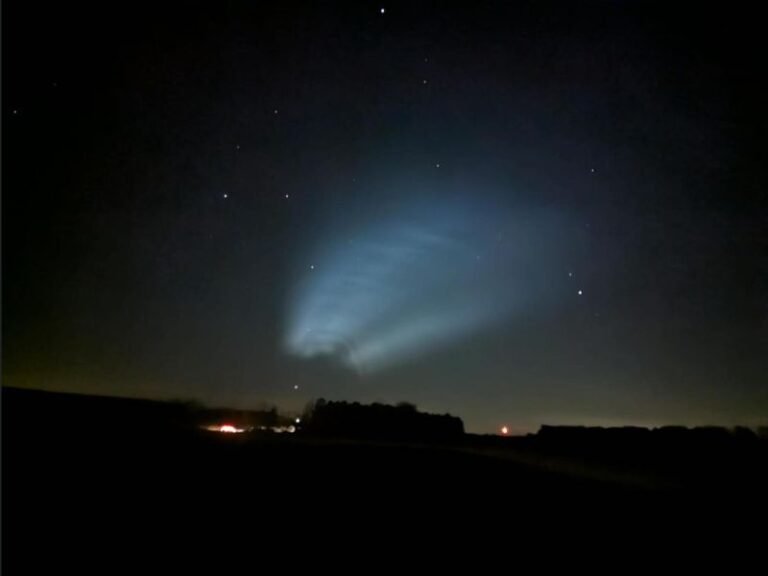 Florence County, South Carolina Falcon 9 Launch Leaves Rare Noctilucent Cloud Glow Visible 50–55 Miles Above Earth