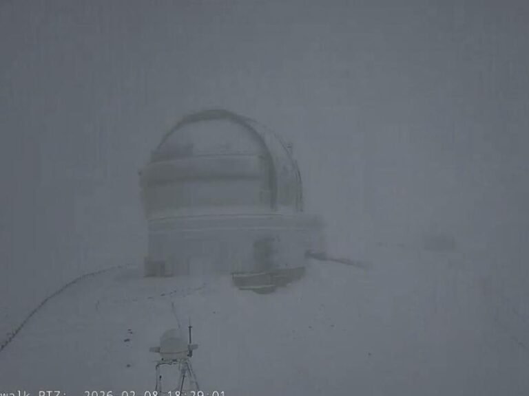 Hawaii Sees Rare Winter Contrast as Snow Blankets Mauna Kea While High Winds and Flood Watches Impact the State