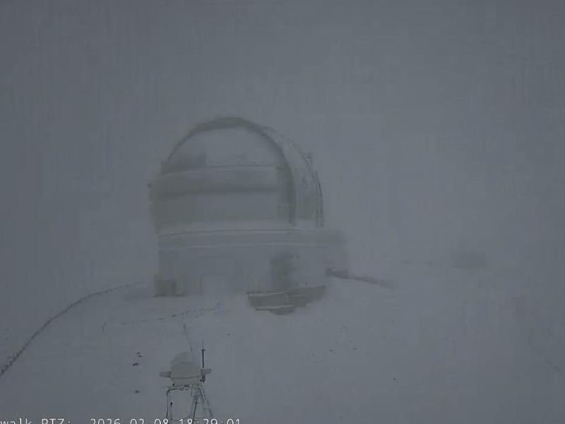 Hawaii Sees Rare Winter Contrast as Snow Blankets Mauna Kea While High Winds and Flood Watches Impact the State