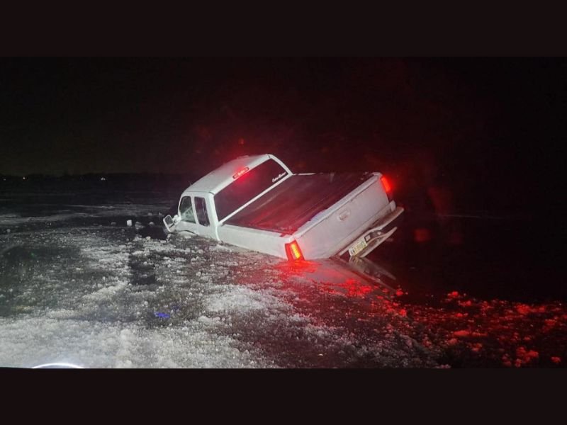 Lake Erie Ice Incident in Ohio: Pickup Truck Breaks Through North Maumee Bay as Warmer Temperatures Raise Growing Safety Concerns
