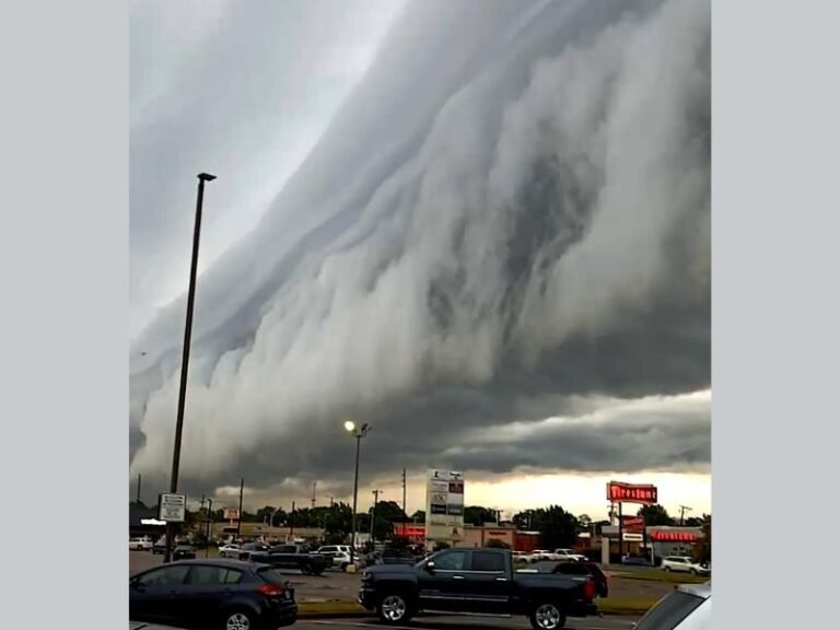 Massive Shelf Cloud Rolls Over Monroe, Louisiana, Turning the Sky Into a Dark Wall as Severe Storms Approach